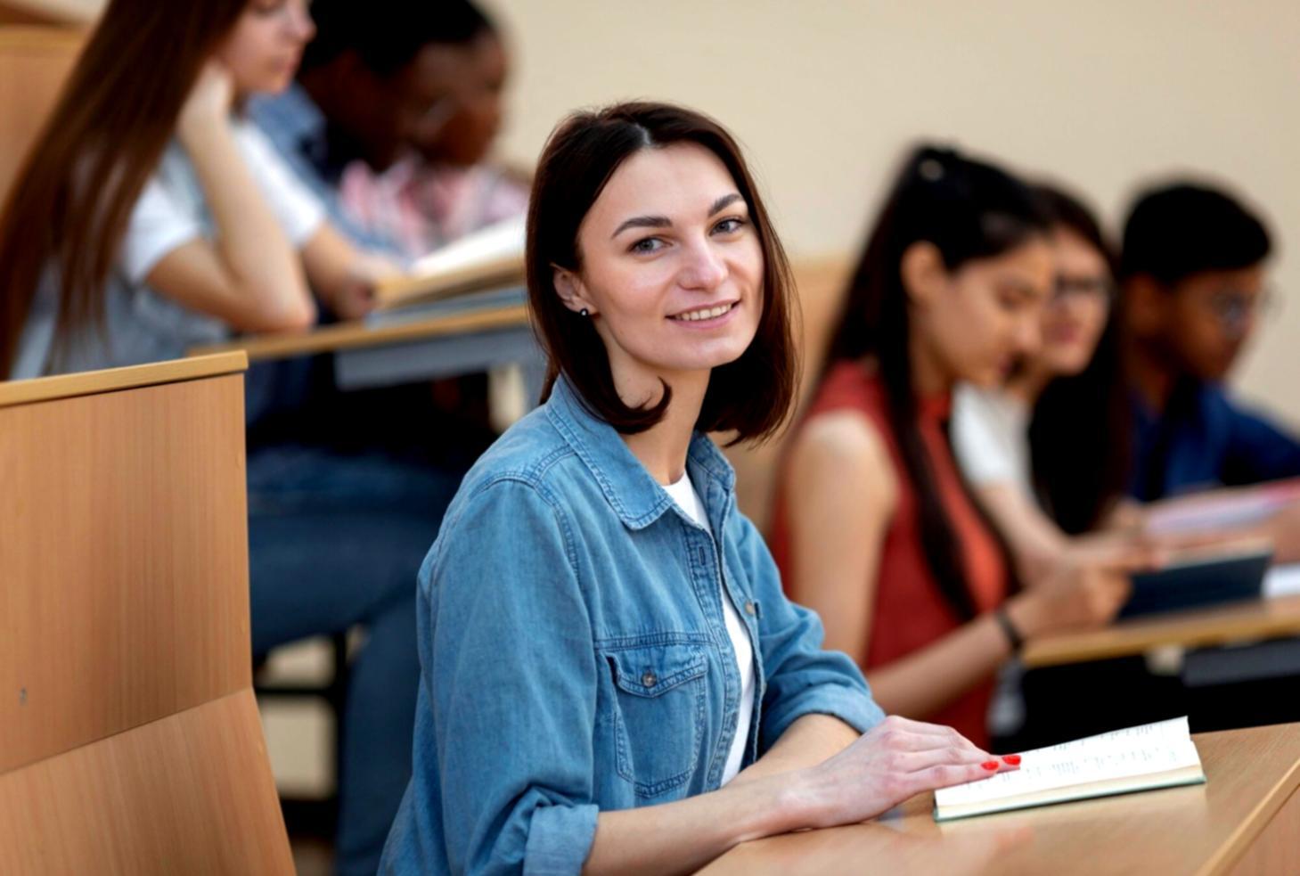 Étudiant gérant ses finances bancaires