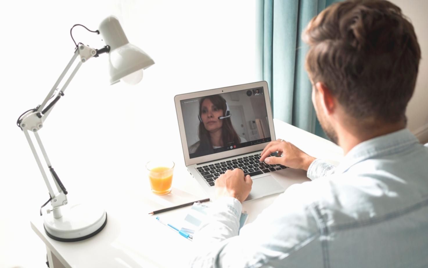 Espace de travail moderne avec outils financiers